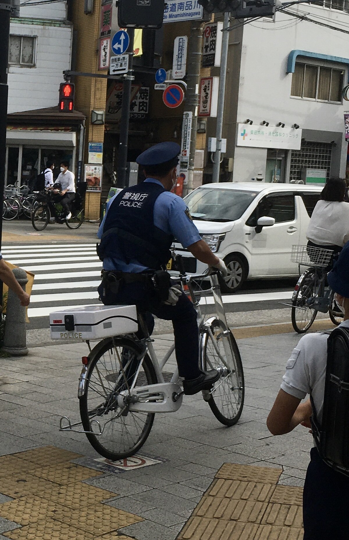 File:Tokyo metropolitan police officer on a bicycle in Shinagawa 