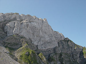 The Tomlishorn from the north.  The old Tomliweg leads from the left over the ribbons to the summit.