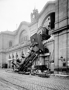 Épave de train à Montparnasse 1895 - 2.jpg