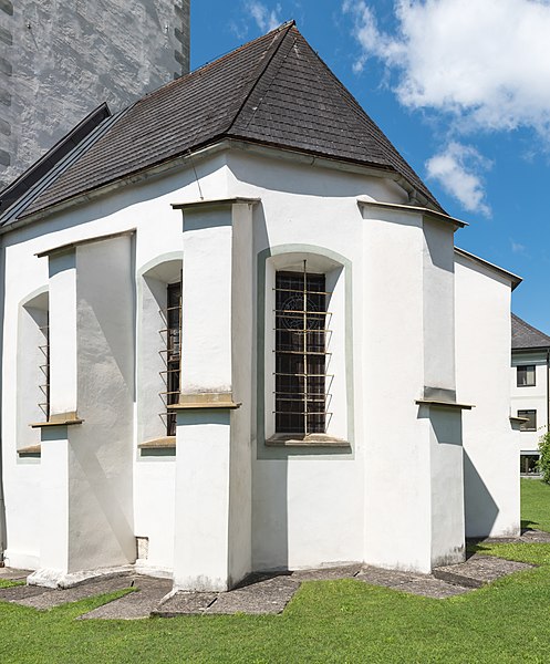 File:Treffen Pfarrkirche hl Maximilian gotischer Chorschluss 31072015 6269.jpg