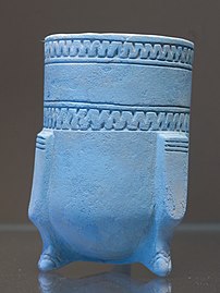 Copa trípode de azul egipcio imitando al lapislázuli. Sur de Mesopotamia. (1399-1200 a.C.)