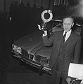 Trophee Auto från ett år till President-Directeur-Generaal van Renaul, Bestanddeelnr 918-7477.jpg