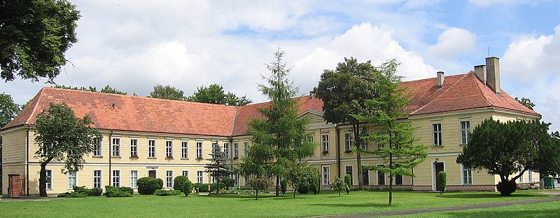 File:Trzebiatow Palace 2007-07.jpg