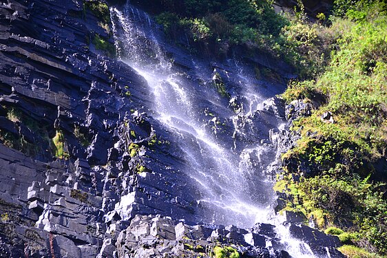 https://commons.wikimedia.org/wiki/File:Une_chute_d%27eau_au_Faille_des_Allemands_(Nyakazu).jpg. Photograph: User: John Busokoza