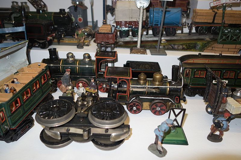 File:Various antique toy trains (27063588991).jpg
