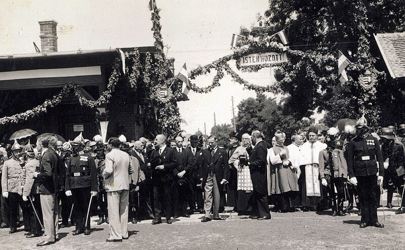 File:Vasútállomás, a Szent Jobbot szállító szerelvény, az Aranyvonat érkezésére várokozók. A felvétel 1938. június 27.-én készült. Fortepan 100260.jpg