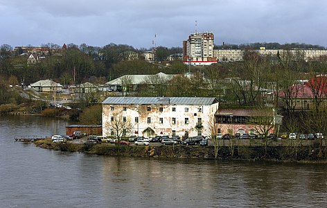 Uitzicht op de stad Ivangorod (Rusland) vanuit de stad Narva (Estland)