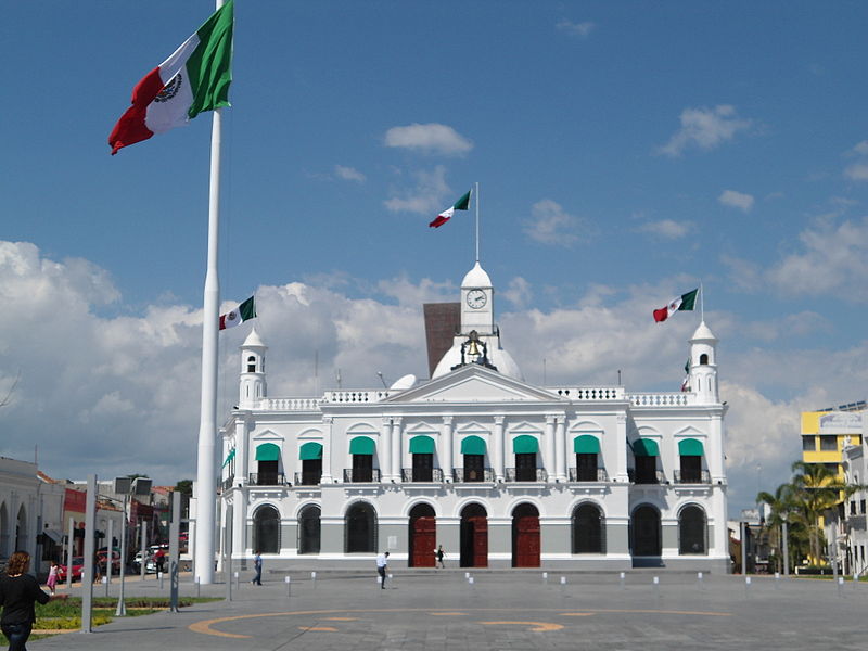 File:Villahermosa.Palacio de Gobierno y bandera.JPG
