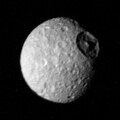 Mimas. Widoczny krater Herschel