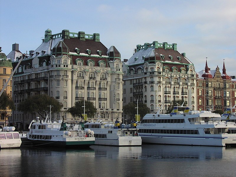 Fil:Walking along the Strandvägen.jpg