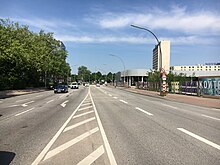 Wallstraße, Blick in Richtung Sechslingspforte, in der Bildmitte sind Teile des Daches der Alsterschwimmhalle sichtbar