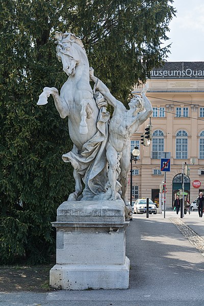 File:Wien Museumsplatz Maria Theresien Platz Rossebändiger li frontal.jpg