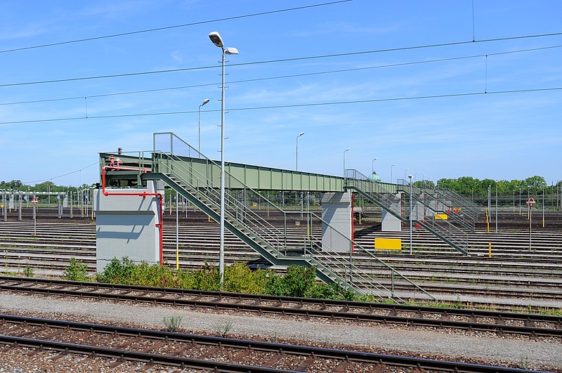 File:Wien Zentralverschiebebahnhof Steg.jpg