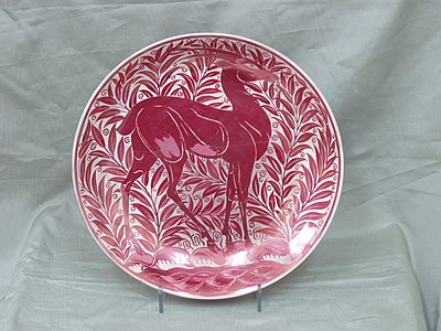 William De Morgan: Antelope Charger, keramik med rød 'glans' ("lustre"[2]) med udsmykning af John Pearson