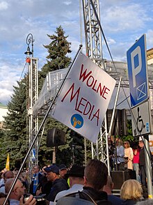 A "free media" banner held by demonstrators protesting against the "Lex TVN" on 10 August in Poland. Wolne media TVN.jpg
