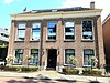 Dubbel woonhuis met ijzeren tuinhekjes aan voorzijde