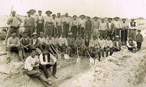 Arbetare dränerar Mästermyr 1902–1910.