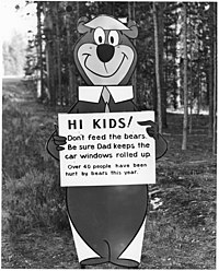 1961 American National Parks poster waar Yogi wordt gebruikt als herinnering dat het voeren van dieren gevaarlijk is.