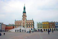 Náměstí v Zamośći dominuje renesanční radnice.