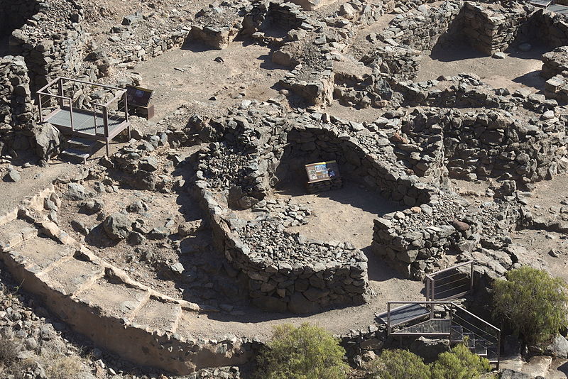 File:Zona arqueológica Lomo Los Gatos (7).jpg