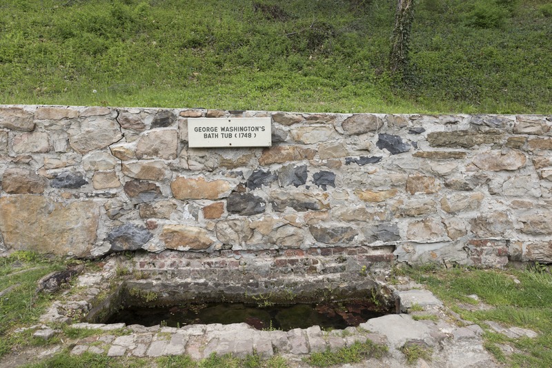 File:"George Washington's Bathtub" at the Berkeley Springs Resort in Berkeley Springs, West Virginia LCCN2015631456.tif