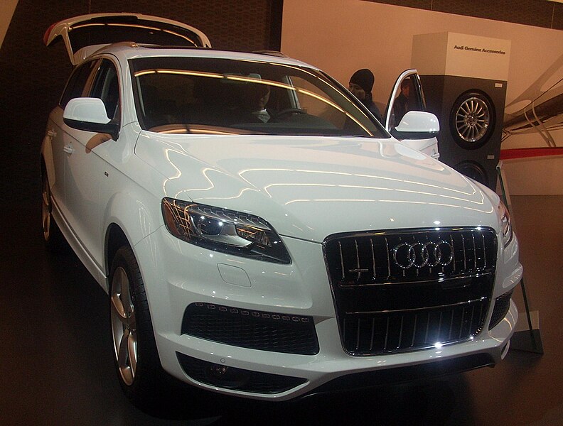 File:'10 Audi Q7 (MIAS '10).jpg