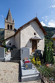 A fachada e a torre sineira.