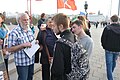 Профессор Алексей Мосин беседует с молодыми прохожими о коммунизме