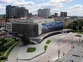 вигляд з боку протилежного до станції метро «Палац Україна»