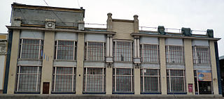 Здание пассажа Яушевых. Слева сверху — часть здания филармонии