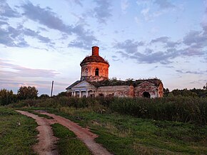 Руины Покровской церкви на северной окраине села