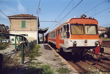 L'elettromotrice ALe+Lep 88.02 dell'ATCM (appartenente alla serie delle Firema E 126), in sosta a Sassuolo.