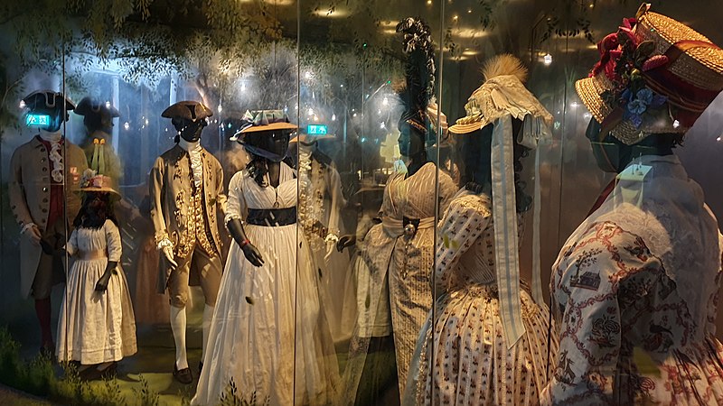 File:18th century dress in the Museum of London.jpg