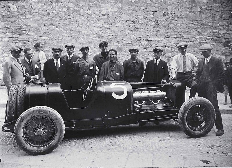 File:1926-04-14 Targa Florio Maserati Tipo 26 crew.jpg