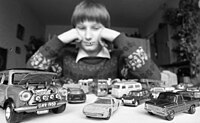 Portrét chlapce s autíčky, 1976