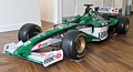 Una Jaguar R1 da competizione (2000), con il verde da corsa britannico abbinato ai sopraggiunti sponsor