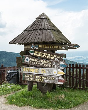 2016 Węzeł szlaków turystycznych na Hali pod Śnieżnikiem.jpg