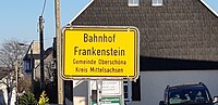 Thumbnail for File:2019-03-21-Bahnhof-Frankenstein-Ortseingangsschild.jpg