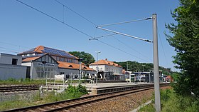 Bahnsteige und früheres Empfangsgebäudeim Juni 2019