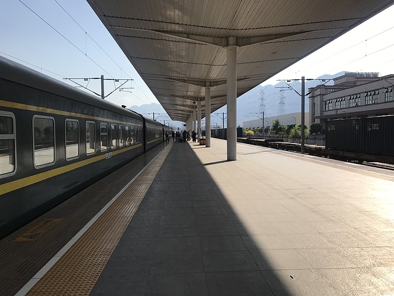 File:201908 Platform 4,5 of Enshi Station.jpg