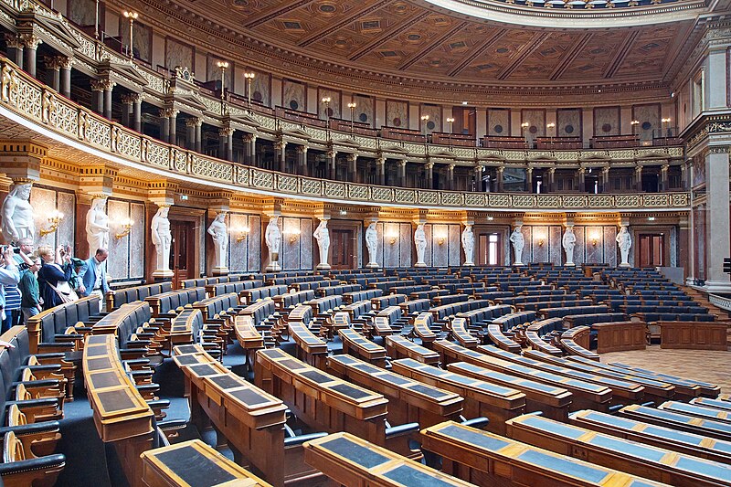 File:2023-04-22 Parlament HistorischerSitzungssaal01.jpg