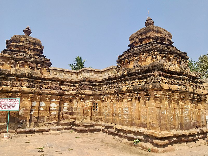 File:9th century Navalinga temple, Kukkanur, Karnataka India - 5.jpg