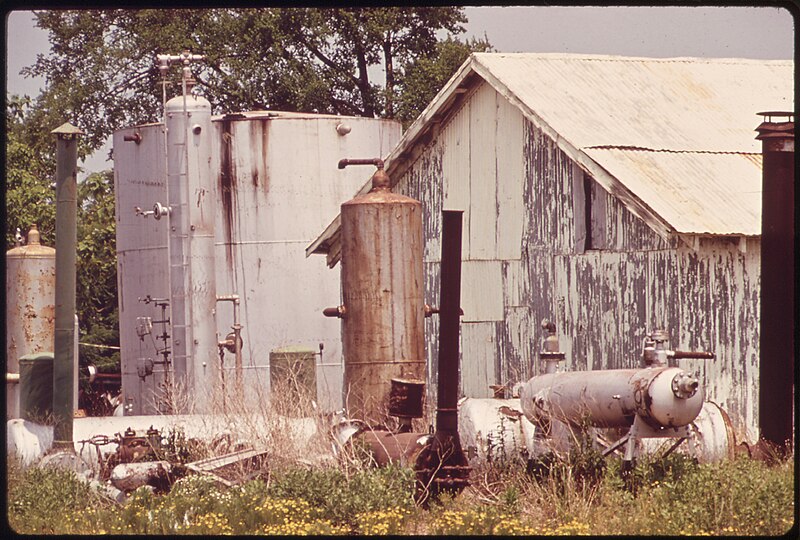 File:ABANDONED OIL FIELD TOOLS - NARA - 546164.jpg