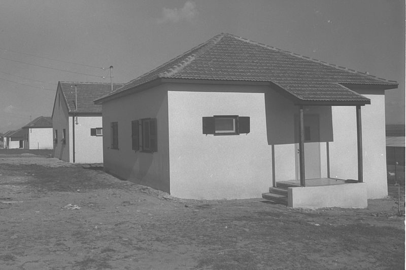 File:A LINE OF HOUSES AT KFAR SHMARYAHU. בתים בכפר שמריהו.D28-068.jpg