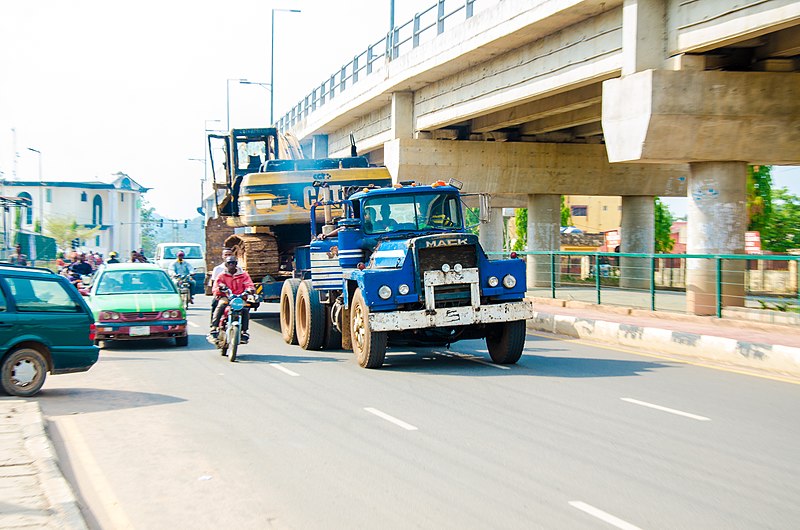 File:A moving truck carrying an Excavator in Ado-Ekiti 03.jpg