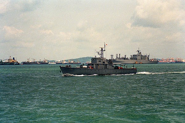 RSS Panglima, first ship of the RSN, underway in 1988 as a training ship; she was decommissioned in 1991.