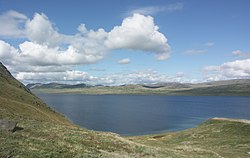 Ein großer See, umgeben von Hügeln