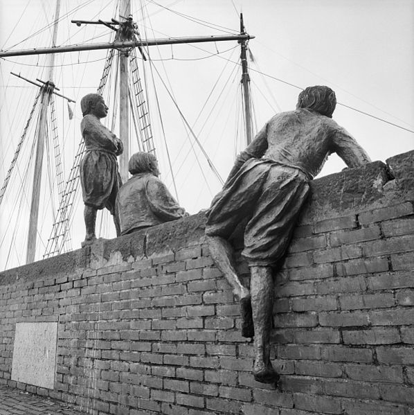 File:Achterzijde van beeldengroep Scheepsjongens van Bontekoe. - Hoorn - 20116697 - RCE.jpg