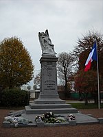 Soldat mourant recevant le baiser de la Patrie (Monument aux morts du XXe siècle)