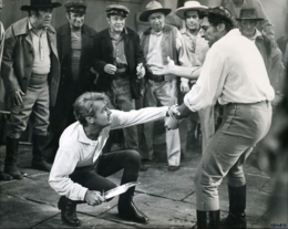 Alan Ladd et Tony Caruso en studio photo du film The Iron Mistress 1952 II Cropped.png